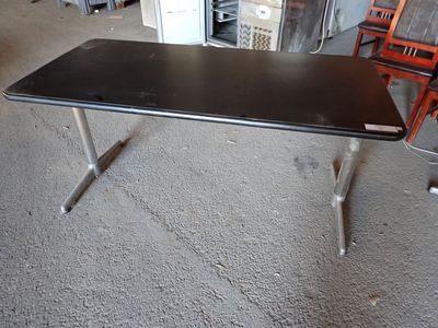 CASTELLI éditeur. Bureau plat à caisson, plateau rectangulai…