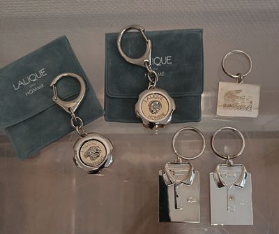 tout un tas de porte-clés posés sur une table