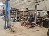l'image d'un garage contenant de nombreux outils
