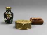 Deux petits vases et une petite boîte sont posés sur une table
