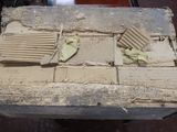 un morceau de carton posé sur une table