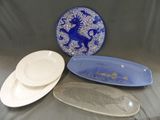 trois assiettes et une assiette sur laquelle se trouve un poisson