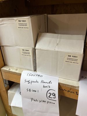 de nombreuses boîtes posées sur une étagère dans un magasin