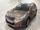 La voiture grise est garée dans le garage de l'immeuble.