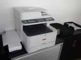 une imprimante posée sur un bureau à côté d'une imprimante
