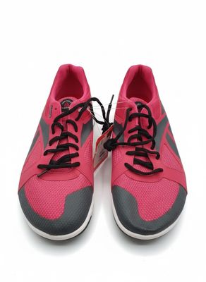 une paire de baskets roses avec des lacets noirs sur fond blanc