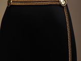 un torse de mannequin avec une ceinture en chaîne dorée