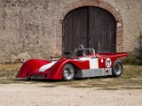 une voiture de course rouge et blanche garée devant un immeuble