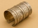 un gros plan d'une bague en argent posée sur une surface marron