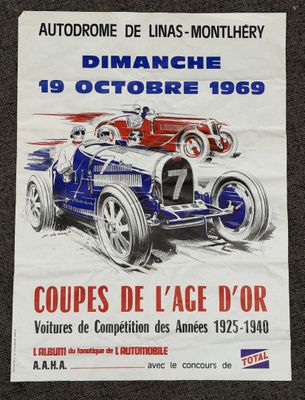 affiche représentant une voiture de course vintage roulant sur un circuit, avec d'autres voitures en arrière-plan