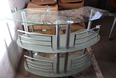 des boîtes empilées sur une table en verre dans une pièce
