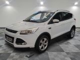 Le SUV Ford Kuga blanc est garé dans le garage.