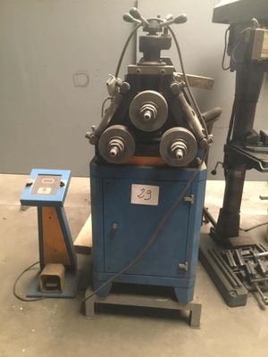 une machine posée sur une table dans une pièce