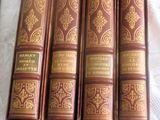 Plusieurs livres sont alignés sur une table, avec une note posée devant eux