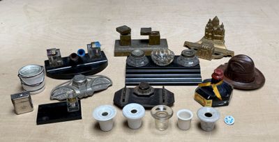 un grand nombre d'objets posés sur une table