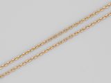un collier plaqué or avec un pendentif en forme de cœur au bout d'une chaîne