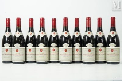 six bouteilles de vin sont alignées sur une table