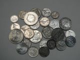 une pile de pièces d'argent sur une table