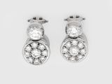 une paire de boucles d'oreilles en diamant sur fond blanc