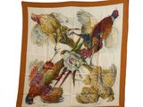foulard en soie orné de faisans sur fond blanc