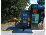 deux photos d'un distributeur automatique au bord de la route