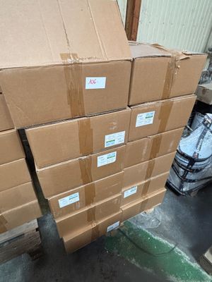 boîtes empilées dans un entrepôt