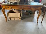 un bureau avec un plateau en verre et des tiroirs, dans une pièce