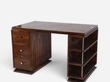 un bureau en bois muni de tiroirs et d'étagères