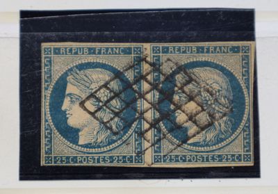 une photo montrant deux timbres sur une feuille de papier