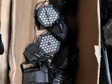 une boîte en carton remplie de nombreux types d'appareils électroniques