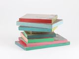 une pile de blocs en bois colorés empilés les uns sur les autres