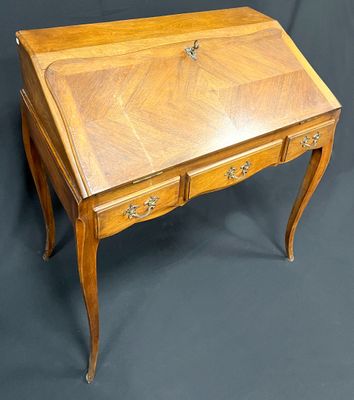 une image représentant un bureau avec un plateau en bois et des tiroirs