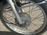 un gros plan d'un pneu de moto dans la rue