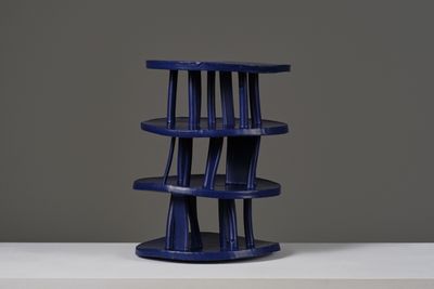 une image représentant une table bleue sur laquelle se trouvent quatre étagères