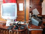 un bureau équipé d'un ordinateur et d'une imprimante