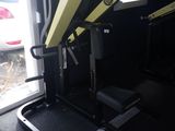 une machine placée au milieu d'une pièce
