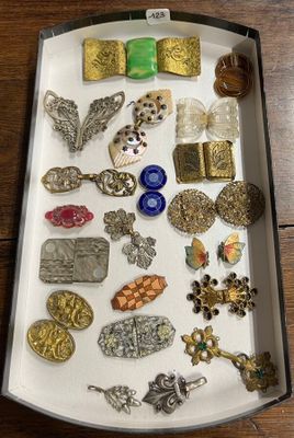 une boîte contenant de nombreux types de bijoux différents
