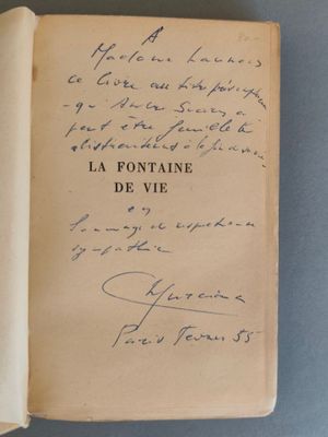 un livre écrit posé sur une table