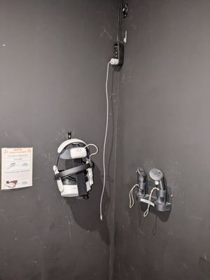 une salle de bains équipée de toilettes et d'une douche murale
