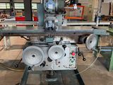 une machine qui se trouve dans un entrepôt où sont entreposées de nombreuses machines