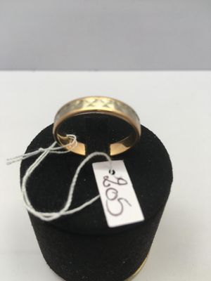 une bague munie d'une étiquette, posée dans une boîte noire