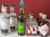 de nombreuses bouteilles d'alcool posées sur un plan de travail