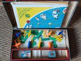 une valise qui contient tout un tas d'aimants à l'intérieur