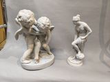 trois figurines assises sur une table