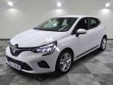 la voiture blanche est garée sur un carrelage à carreaux