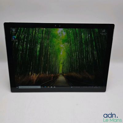 un ordinateur portable dont l'écran affiche l'image d'une forêt de bambous