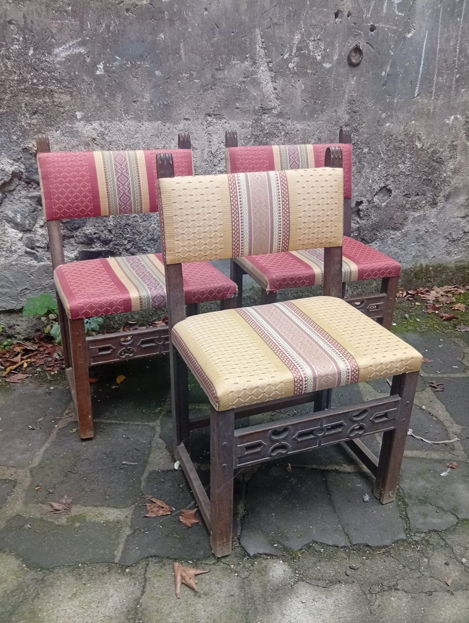Ensemble de trois chaises en bois sculpté et ajouré, de styl…