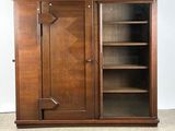 une armoire en bois avec une porte vitrée et des étagères
