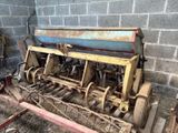 une machine posée par terre à côté d'un mur de briques