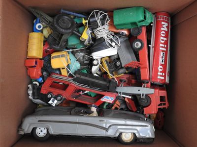 une boîte remplie de petites voitures et de petits camions